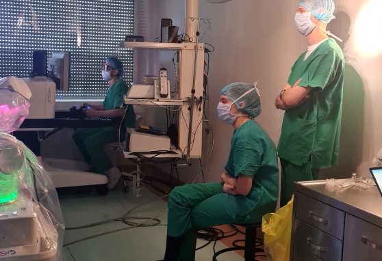 Įteikta premija – galimybė stebėti robotu asistuojamą chirurginę operaciją