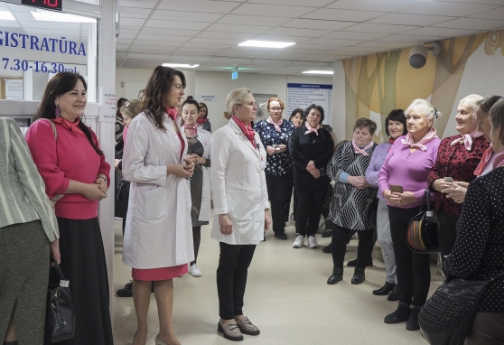NVI tęsiasi akcija „Rožinė dovana moterims“: išsitirti dėl krūties vėžio atvyko moterys iš Kupiškio